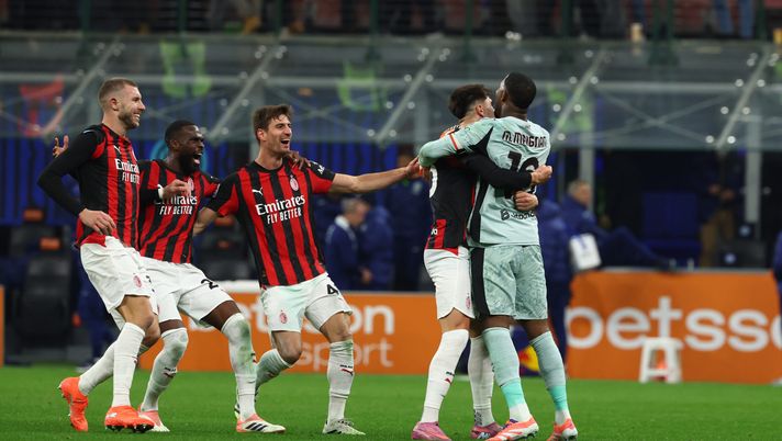 MILANO, ITALIA - 23 NOVEMBRE: Mike Maignan dell'AC Milan festeggia la vittoria con i suoi compagni di squadra Davide Bartesaghi, Strahinja Pavlovic, Fikayo Tomori e Matteo Gabbia dopo la partita di Serie A tra FC Internazionale e AC Milan allo stadio Giuseppe Meazza il 23 novembre 2025 a Milano, Italia. (Foto di Giuseppe Cottini/AC Milan tramite Getty Images) Inter Milan