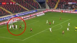 Gol surreale! Il portiere è impegnato in una rissa: Boateng segna a porta vuota (Video)