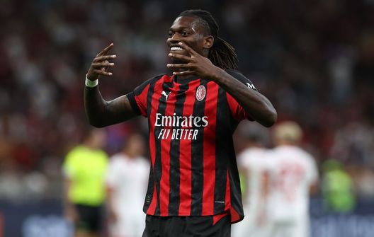 MILAN, ITALY - AUGUST 17 (Photo by Marco Luzzani/Getty Images) Milan, in 4 per 2 posti: ora chi gioca fra Leao, Gimenez, Pulisic e Boniface?- immagine 2