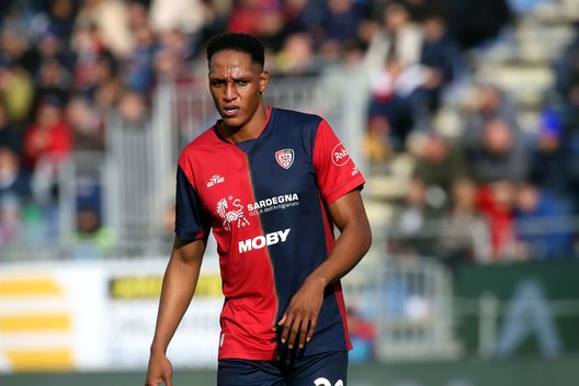 Yerry Mina del Cagliari osserva il campo durante la partita di Serie A tra Cagliari e Lecce alla Sardegna Arena il 19 gennaio 2025 a Cagliari, Italia. (Foto di Enrico Locci/Getty Images) Cagliari, una salvezza solida firmata Nicola- immagine 4