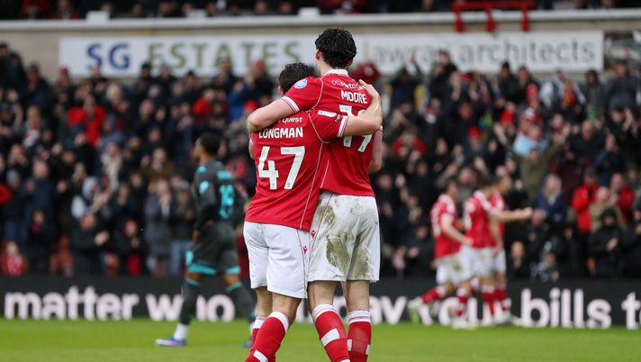 WREXHAM, WALES - FEBRUARY 21: Ryan Longman and Kieffer Moore of Wrexham celebrate after Nathan Broadhead of Wrexham (not pictured) scores his team's fifth goal during the Sky Bet Championship match between Wrexham AFC and Ipswich Town at Racecourse Ground on February 21, 2026 in Wrexham, Wales. (Photo by Charlotte Tattersall/Getty Images) Wrexham-Portsmouth: il Racecourse Ground si accende, scopri come vederla - immagine 1