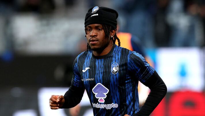 BERGAMO, ITALY - MAY 12: Ademola Lookman of Atalanta warms up prior to the Serie A match between Atalanta and AS Roma at Gewiss Stadium on May 12, 2025 in Bergamo, Italy. (Photo by Marco Luzzani/Getty Images) Atalanta, quando è previsto il rientro di Lookman e come verrà gestito l’eventuale strappo - immagine 1