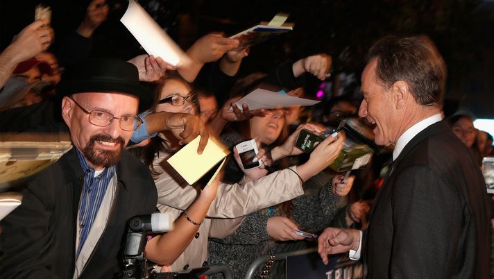 LONDON, ENGLAND - OCTOBER 08: Actor Bryan Cranston (R) with a fan dressed up as his Breaking Bad character Walter White as he attends the 'Trumbo' premiere during the BFI London Film Festival at the Odeon Leicester Square on October 8, 2015 in London, England. (Photo by Tristan Fewings/Getty Images for BFI) Breaking Bad, in vendita la casa della serie tv per 4 milioni di dollari - immagine 1
