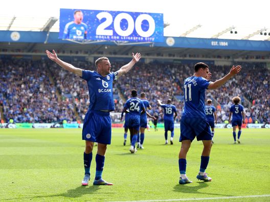 LEICESTER, INGHILTERRA - 18 MAGGIO: Jamie Vardy delLeicester City festeggia la marcatura del suo 200° goal per il Leicester City durante il match di Premier League contro l'Ipswich Town FC. (Photo by George Wood/Getty Images) vardy leicester