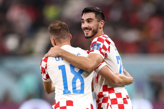 DOHA, QATAR - DECEMBER 17: Mislav Orsic of Croatia celebrates with Josip Sutalo after scoring the team's second goal during the FIFA World Cup Qatar 2022 3rd Place match between Croatia and Morocco at Khalifa International Stadium on December 17, 2022 in Doha, Qatar. (Photo by Alex Pantling/Getty Images) In attesa di Sutalo, la Fiorentina incontra gli agenti di Nelsson- immagine 2