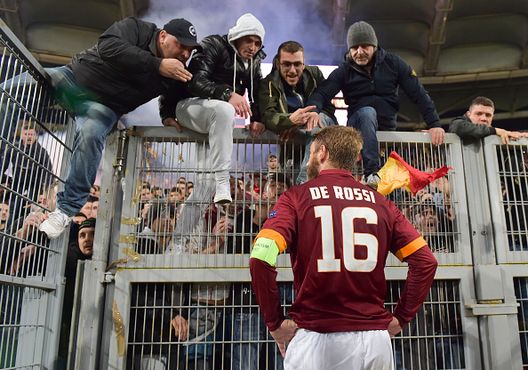 Daniel De Rossi discute con alcuni tifosi dopo la sconfitta per 3-0 contro la Fiorentina nel ritorno degli ottavi di finale 2015. (Photo by Luciano Rossi/AS Roma via Getty Images) La Roma e l’Europa League: l’andamento dei giallorossi nella seconda competizione europea- immagine 3
