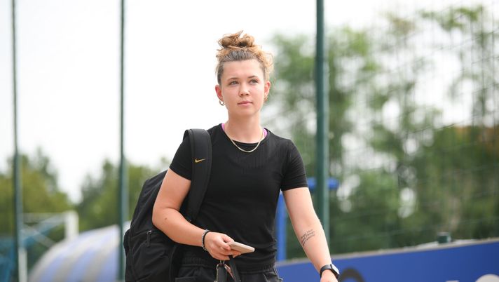 MILAN, ITALY - JULY 24: Anna Catelli of FC Internazionale Women arrives before the FC Internazionale Women training Session at Konami Youth Development Center on July 24, 2023 in Milan, Italy. (Photo by Mattia Pistoia - Inter/Inter via Getty Images) UFFICIALE – Inter, rescissione consensuale con Catelli: il comunicato - immagine 1