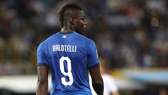 BOLOGNA, ITALY - SEPTEMBER 07: Mario Balotelli of Italy looks on during the UEFA Nations League A group three match between Italy and Poland at Stadio Renato Dall'Ara on September 7, 2018 in Bologna, Italy. (Photo by Marco Luzzani/Getty Images) Blocco aereo a Dubai, Balotelli raggiunge Douglas Costa al Chievo Verona - immagine 1