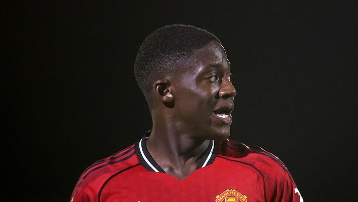 GRIMSBY, ENGLAND - AUGUST 27: Kobbie Mainoo of Manchester United looks on during the Carabao Cup Second Round match between Grimsby Town and Manchester United at Blundell Park on August 27, 2025 in Grimsby, England. (Photo by George Wood/Getty Images) Romano – Il Napoli apprezza molto Mainoo e lui gradisce: cosa risulta sulla situazione - immagine 1