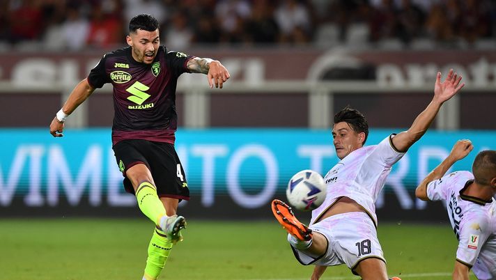 TURIN, ITALY - AUGUST 06: Nemanja Radonjic of Torino FC is challenged by Ionu? Nedelcearu of Palermo calcio during the Coppa Italia match between Torino FC and Palermo at Olimpico Stadium on August 6, 2022 in Turin, Italy. (Photo by Valerio Pennicino/Getty Images) Salernitana