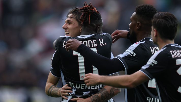UDINE, ITALY - NOVEMBER 01: Nicolò Zaniolo of Udinese celebrates scoring his team's first goal with teammate Hassane Kamara during the Serie A match between Udinese Calcio and Atalanta BC at Stadio Friuli on November 01, 2025 in Udine, Italy. (Photo by Timothy Rogers/Getty Images) napoli udinese squalificati