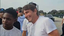 Conte non si sottrae all’abbraccio dei tifosi, selfie e autografi dopo la conferenza