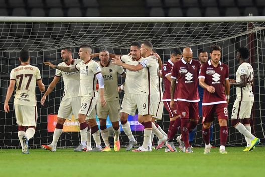 TURIN, ITALY - JULY 29: Christopher Smalling (C) of AS Roma celebrates a goal with team mates during the Serie A match between Torino FC and AS Roma at Stadio Olimpico di Torino on July 29, 2020 in Turin, Italy. (Photo by Valerio Pennicino/Getty Images) Toro, a Roma servirà la grinta giusta: fare risultato darebbe fiducia a tutto l’ambiente- immagine 2