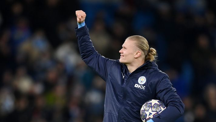 MANCHESTER, ENGLAND - MARCH 14: Erling Haaland of Manchester City celebrates victory with their match ball after scoring a hat-trick in the UEFA Champions League round of 16 leg two match between Manchester City and RB Leipzig at Etihad Stadium on March 14, 2023 in Manchester, England. (Photo by Shaun Botterill/Getty Images) Il CIES elegge i migliori giocatori dell’ultimo semestre: svettano Mbappé e Haaland - immagine 1