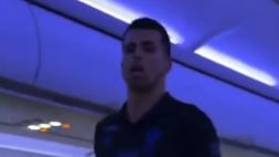 VIDEO / Follia Cancelo: aggredisce il passeggero in aereo. Ma è tutto uno scherzo?