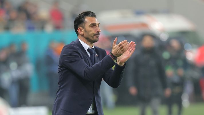 BUCHAREST, ROMANIA - JANUARY 30: Elias Charalambous, Head Coach of FCSB, applauds during the UEFA Europa League 2024/25 League Phase MD8 match between Fotbal Club FCSB and Manchester United at National Arena on January 30, 2025 in Bucharest, Romania. (Photo by Vasile Mihai-Antonio/Getty Images) Charalambous: “Se le decisioni dell’arbitro fossero state migliori…” - immagine 1