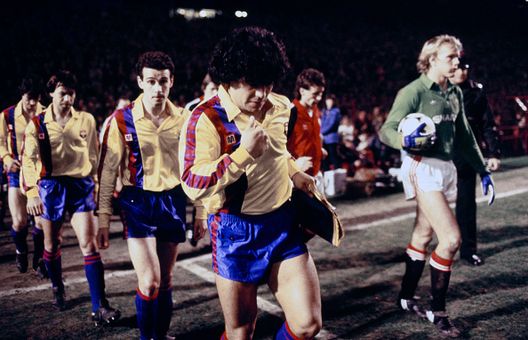 Il capitano del Barcellona Diego Maradona è raffigurato mentre guida la sua squadra contro il portiere dello United Gary Bailey prima della partita di ritorno del terzo turno della Coppa delle Coppe 1984 contro il Manchester United all'Old Trafford, il 21 marzo 1984 a Manchester Maradona è del Napoli: 5 luglio 1984, la storia ha voluto una data- immagine 3
