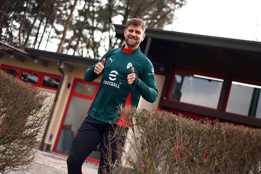 compleanno-fullkrug-auguri-milan-milanello