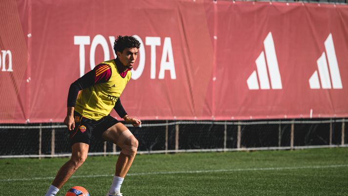 ROME, ITALY - DECEMBER 04: AS Roma player Neil El Aynaoui during a training session at Centro Sportivo Fulvio Bernardini on December 04, 2025 in Rome, Italy. (Photo by Fabio Rossi/AS Roma via Getty Images) El Aynaoui, fasciatura al ginocchio in allenamento: le sue condizioni - immagine 1