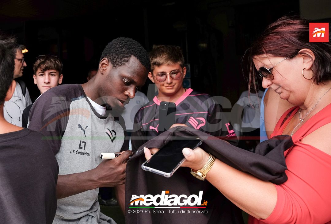 FOTO Reggiana-Palermo, il Palermo in partenza dal ‘Renzo Barbera’ (GALLERY) - immagine 27