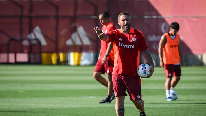 ROME, ITALY - JULY 08: AS Roma coach Daniele De Rossi during a training session at Centro Sportivo Fulvio Bernardini on July 08, 2024 in Rome, Italy. (Photo by Fabio Rossi/AS Roma via Getty Images) ‘RADIO PENSIERI’, TRANI: “Mourinho non ci prendeva in giro, la squadra è scarsa” - immagine 1