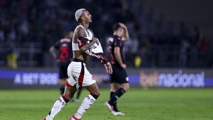 BRAGANCA PAULISTA, BRAZIL - JULY 23: Wesley of Flamengo celebrates after scoring the team´s second goal during the Brasileirao 2025 match between Red Bull Bragantino and Flamengo at Estadio Municipal Cicero De Souza Marques on July 23, 2025 in Braganca Paulista, Brazil. (Photo by Ricardo Moreira/Getty Images) Wesley, la Roma lo aspetta: intanto segna il gol vittoria col Flamengo - immagine 1