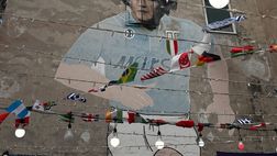 GALLERY Lady McTominay visita al murale di Maradona: spunta anche McFratm