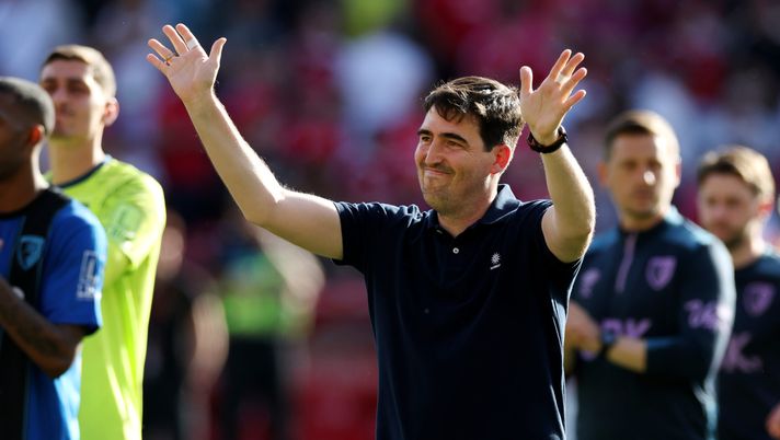 NOTTINGHAM, ENGLAND - MAY 24: Andoni Iraola, Manager of AFC Bournemouth, acknowledges the fans after the Premier League match between Nottingham Forest and Bournemouth at the City Ground on May 24, 2026 in Nottingham, England. (Photo by Matthew Lewis/Getty Images) napoli iraola