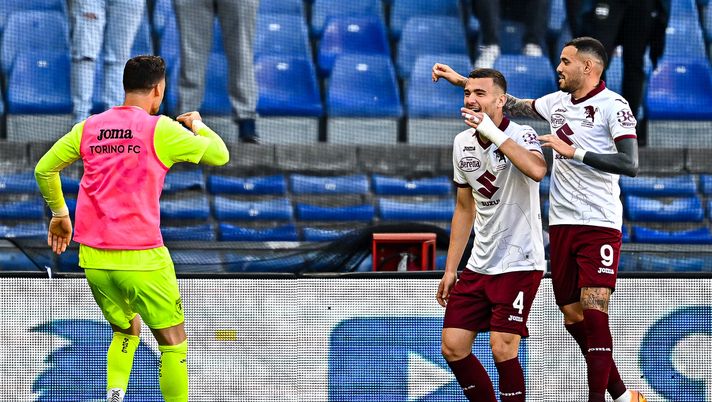 GENOA, ITALY - MAY 03: Alessandro Buongiorno of Torino (C) celebrates with his team-mates Luca Gemello and Antonio Sanabria after scoring a goal during the Serie A match between UC Sampdoria and Torino FC at Stadio Luigi Ferraris on May 3, 2023 in Genoa, Italy. (Photo by Simone Arveda/Getty Images) Sampdoria-Torino 0-2: Buongiorno-Pellegri, tre punti e polemiche - immagine 1