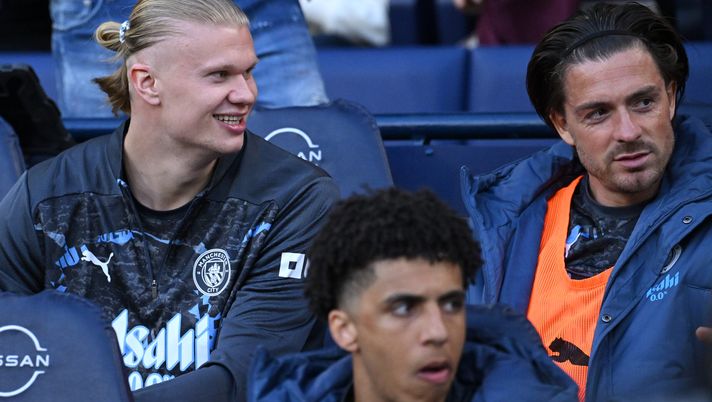 MANCHESTER, ENGLAND - MAY 02: Manchester City striker Erling Haaland chats with fellow sub Jack Grealish on the substitutes bench during the Premier League match between Manchester City FC and Wolverhampton Wanderers FC at Etihad Stadium on May 02, 2025 in Manchester, England. (Photo by Stu Forster/Getty Images) Dall’Inghilterra – Non solo De Bruyne, il Napoli anche su un’altra stella del City: il nome - immagine 1