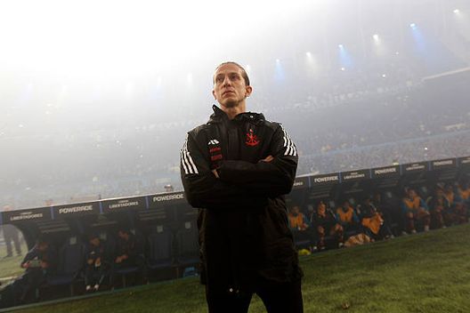 Filipe Luis durante la partita contro il Racing. (Foto di Marcos Brindicci/Getty Images) Copa Libertadores, il Flamengo è la prima finalista. I Rubro-Negro strappano la terza finale in cinque anni- immagine 2