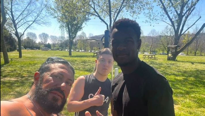 Allenamento alternativo per Ndicka: lo scatto con alcuni tifosi al parco Allenamento alternativo per Ndicka: lo scatto con alcuni tifosi al parco - immagine 1