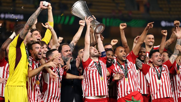 ATHENS, GREECE - MAY 29: Kostas Fortounis of Olympiacos lifts the UEFA Europa Conference League Trophy after his team's victory in the UEFA Europa Conference League 2023/24 final match between Olympiacos FC and ACF Fiorentina at AEK Arena on May 29, 2024 in Athens, Greece. (Photo by Michael Steele/Getty Images) Fiasco greco - immagine 1