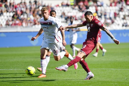 TURIN, ITALY - APRIL 16: Nemanja Radonjic of Torino FC shoots under pressure from Matteo Lovato of Salernitana during the Serie A match between Torino FC and Salernitana at Stadio Olimpico di Torino on April 16, 2023 in Turin, Italy. (Photo by Valerio Pennicino/Getty Images) Radonjic miglior dribblatore in A nelle ultime 5. E il secondo è Zaccagni- immagine 2