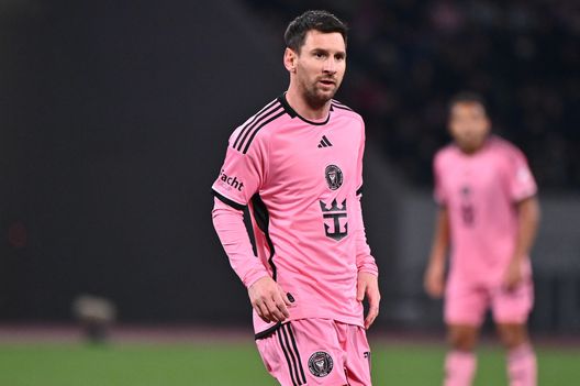 TOKYO, JAPAN - FEBRUARY 07: Lionel Messi of Inter Miami looks on during the preseason friendly match between Vissel Kobe and Inter Miami at National Stadium on February 07, 2024 in Tokyo, Japan. (Photo by Kenta Harada/Getty Images) Messi, mezzo disastro: non presenzia alla consegna della Medaglia per la Libertà. I motivi- immagine 2