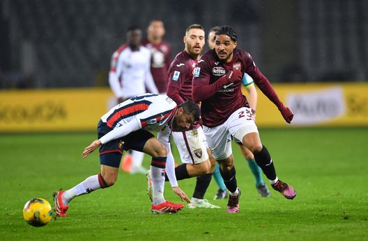 TURIN, ITALY - FEBRUARY 08: Saul Coco of Torino is challenged by Junior Messias of Genoa during the Serie A match between Torino and Genoa at Stadio Olimpico di Torino on February 08, 2025 in Turin, Italy. (Photo by Valerio Pennicino/Getty Images)
