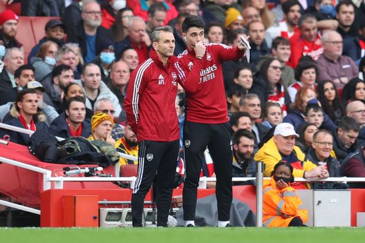 Londra, Inghilterra - 1°gennaio 2022: Albert Stuivenberg e Carlos Cuesta durante la partita tra Arsenal e Manchester City. (Foto di Catherine Ivill/Getty Images) Carlos Cuesta al Parma, ora è ufficiale: il comunicato del club gialloblù- immagine 2