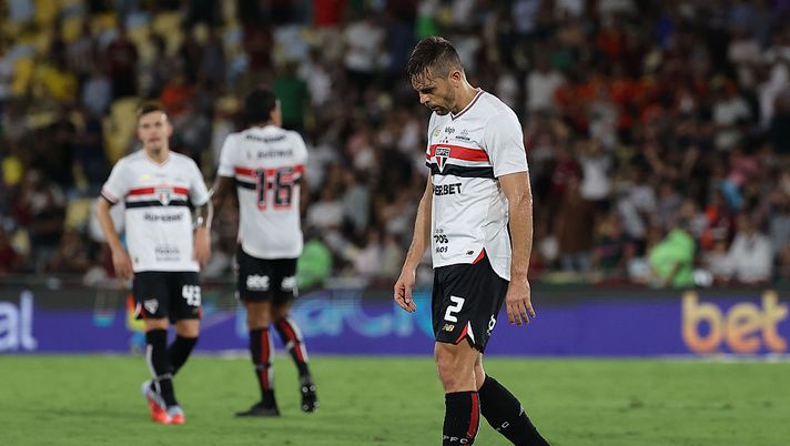 RIO DE JANEIRO, BRAZIL - NOVEMBER 27: Rafael Tolói of Sao Paulo looks down at the final of the match between Fluminense and Sao Paulo as part of Brasileirao 2025 at Maracana Stadium on November 27, 2025 in Rio de Janeiro, Brazil. (Photo by Wagner Meier/Getty Images) Fluminense 6-0 São Paulo: peggior sconfitta negli ultimi 24 anni per gli ospiti - immagine 1