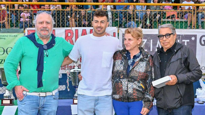 El Shaarawy fa visita all’USD Legino: “Una grande emozione tornare a casa” – VIDEO El Shaarawy fa visita all’USD Legino: “Una grande emozione tornare a casa” – VIDEO - immagine 1