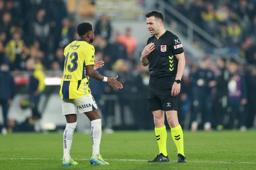 L'arbitro Can Aydin discute con Fred durante la partita della Super League turca tra Fenerbahce e Galatasaray allo stadio Ulker Sukru Saracoglu il 2 aprile 2025 a Istanbul, Turchia. (Foto di Ahmad Mora/Getty Images)