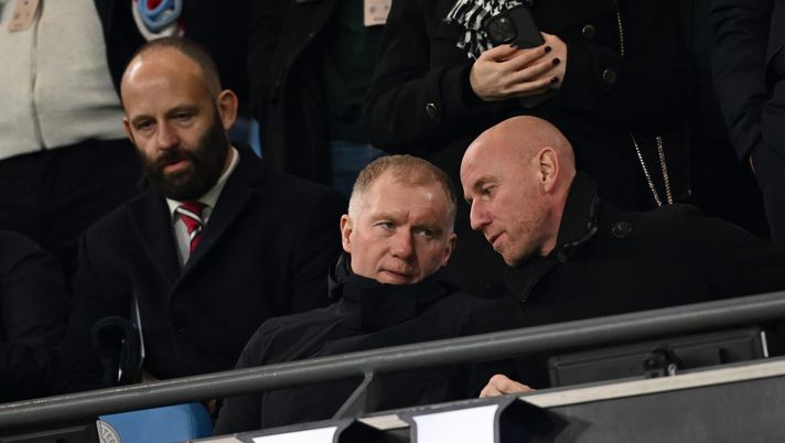 Manchester United, ex calciatore perde la testa: compie 50 anni e tira una testata ad una guardia - immagine 1