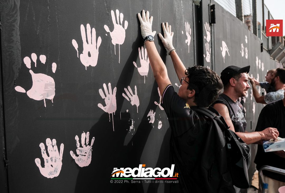 FOTO Palermo, le impronte rosa sul murales del ‘Renzo Barbera’ (Gallery) - immagine 48