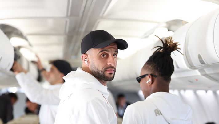 walker-paparazzato-mentre-vola-a-manchester-con-un-aereo-low-cost