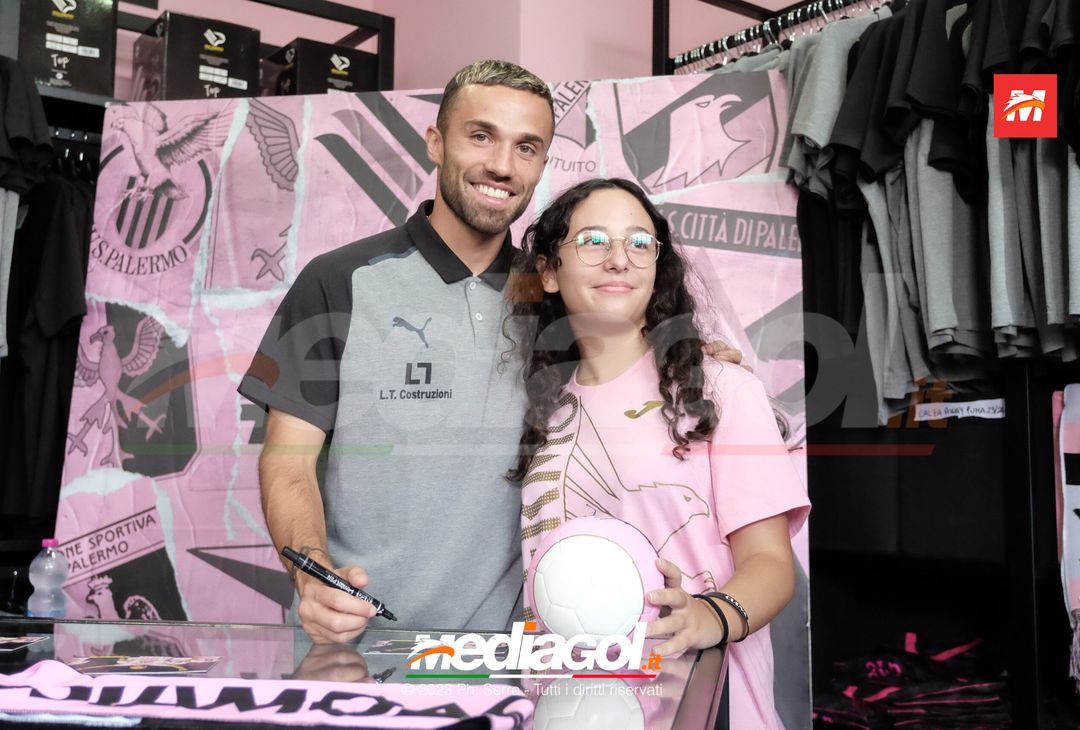 FOTO PALERMO: Federico Di Francesco scatta selfie con i tifosi allo store (GALLERY) - immagine 57