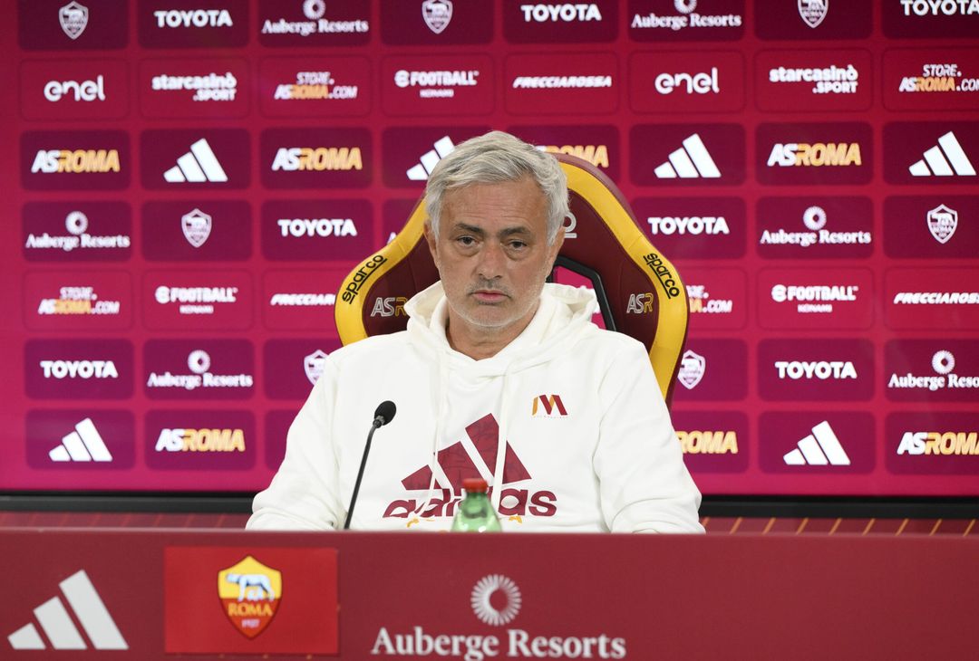 Roma, la conferenza stampa di Mourinho alla viglia del Napoli – FOTO GALLERY - immagine 8