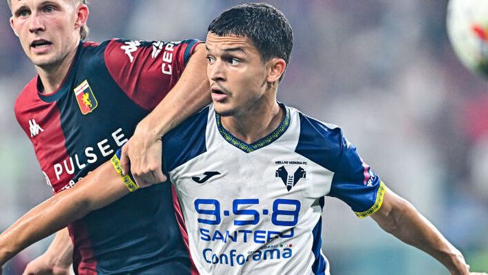 GENOA, ITALY - SEPTEMBER 1: Morten Frendrup of Genoa (left) and Reda Belahyane of Hellas Verona vie for the ball during the Serie A match between Genoa CFC and Hellas Verona FC at Stadio Luigi Ferraris on September 1, 2024 in Genoa, Italy. (Photo by Simone Arveda/Getty Images) Belahyane: “Kanté il mio modello. Zanetti mi definisce crack? Spero di diventarlo” - immagine 1