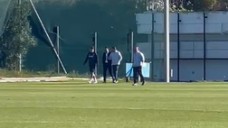 Di Lorenzo e Manna entrano insieme in campo: volti distesi durante il colloquio!