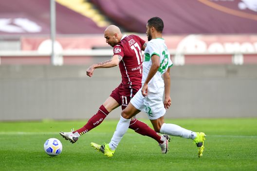 TURIN, ITALY - MARCH 17: Simone Zaza of Torino F.C. scores his sides first goal while under pressure from Jeremy Toljan of Sassuolo during the Serie A match between Torino FC and US Sassuolo at Stadio Olimpico di Torino on March 17, 2021 in Turin, Italy. Sporting stadiums around Italy remain under strict restrictions due to the Coronavirus Pandemic as Government social distancing laws prohibit fans inside venues resulting in games being played behind closed doors. (Photo by Valerio Pennicino/Getty Images) Spezzani (Gazzetta di Modena): “Al Sassuolo brucia ancora la rimonta del Toro”- immagine 3