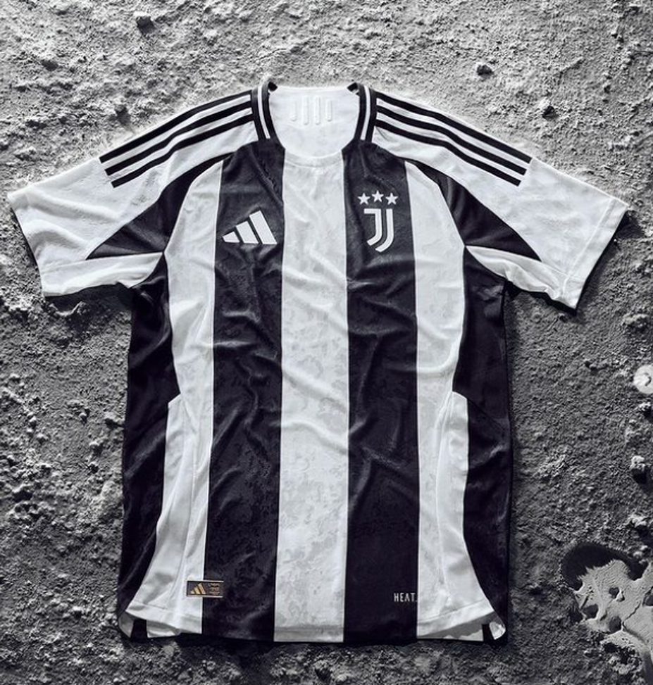 La nuova maglia della Juve senza sponsor dopo 43 anni: ritorno al passato- immagine 3
