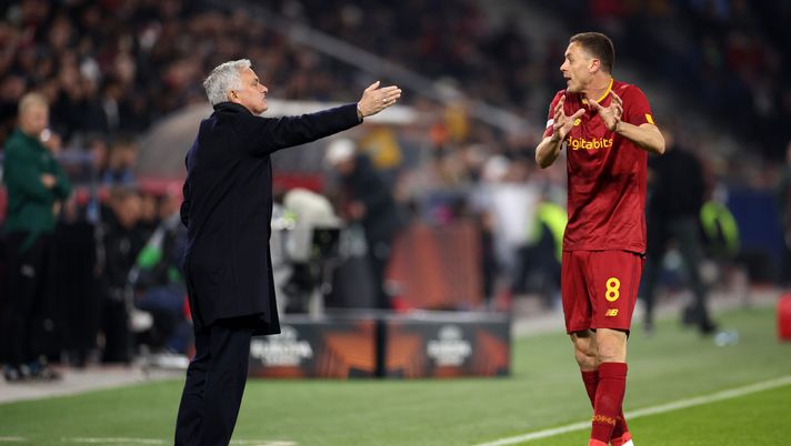 SALZBURG, AUSTRIA - FEBRUARY 16: Jose Mourinho speaks to Nemanja Matic of AS Roma during the UEFA Europa League knockout round play-off leg one match between FC Salzburg and AS Roma at Football Arena Salzburg on February 16, 2023 in Salzburg, Austria. (Photo by Adam Pretty/Getty Images) Matic: “Con Mourinho ho un rapporto speciale, lui insegna come essere vincenti” - immagine 1